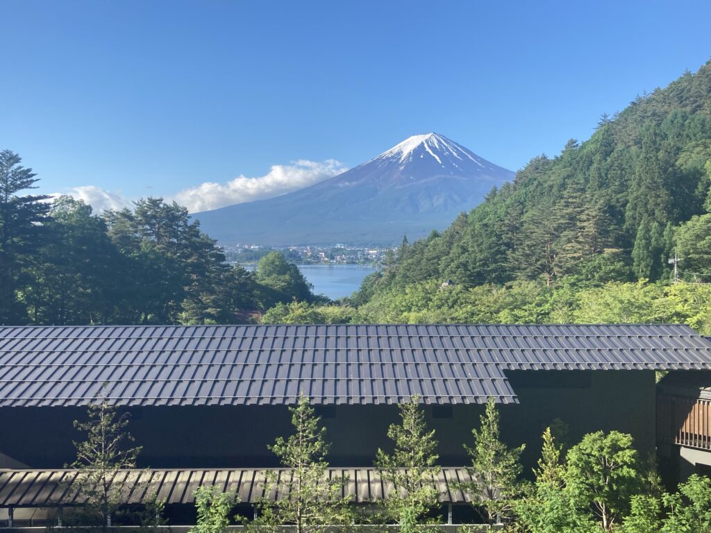 ふふ河口湖から見える富士山